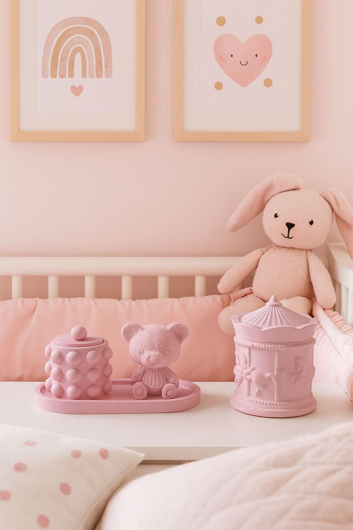 Pembe Ayıcık Figürlü ve Atlı Karıncalı Dekor Seti – Çocuk Odası Aksesuarı & Biblo